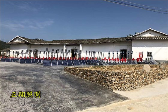 农村太阳能路灯安装现场